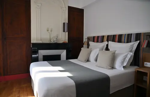 Chambre lit Queen - côté place