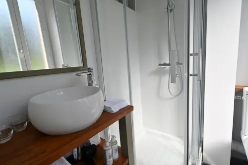 Salle d'eau chambre lit queen